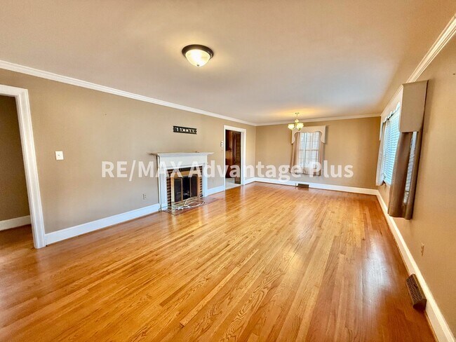 Foto del edificio - Very Spacious Home with 2 beds/2 baths and a bonus room, close to Charlotte Courthouse