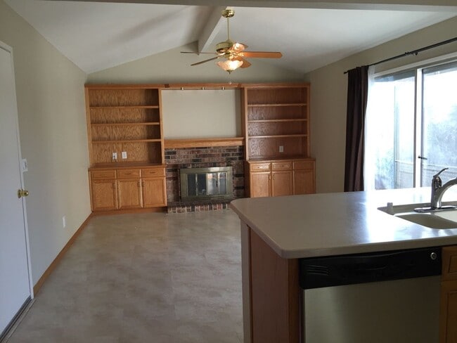 Foto del edificio - Clean Large 4 Bedroom 2 Bathroom Home For Rent - Section 8 Vouchers Accepted.