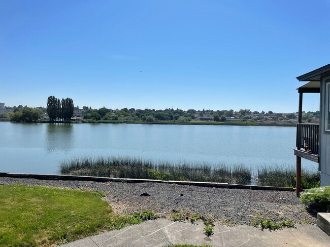 Foto del edificio - Lakeside duplex For Rent!!