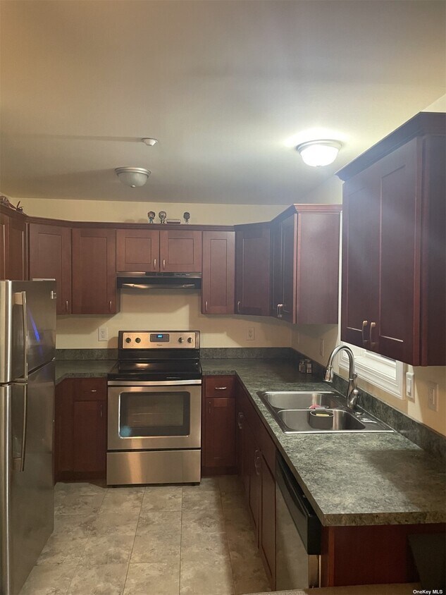 10 Pershing Pl, Island Park, NY 11558 Room for Rent in Island Park, NY