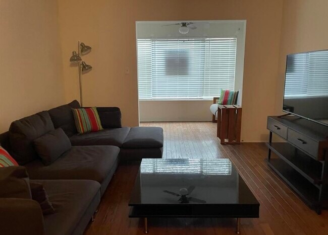 Building Photo - 402 Skyview Dr