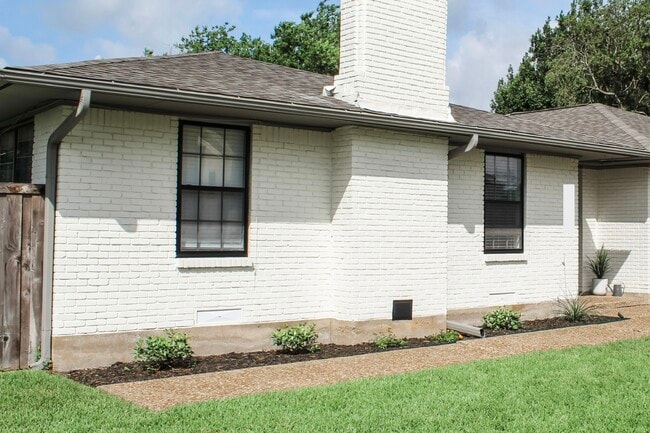 Building Photo - 10023 Olmos Dr