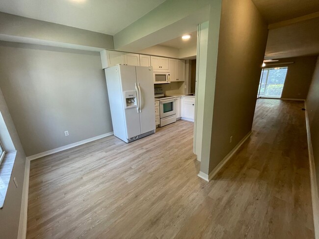 Foto del edificio - ANNUAL RENTAL - PINE HAVEN-2 BED/2 BATH --...