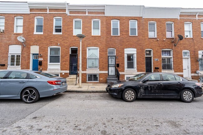 Building Photo - Renovated Comfort: 4-Bedroom Haven