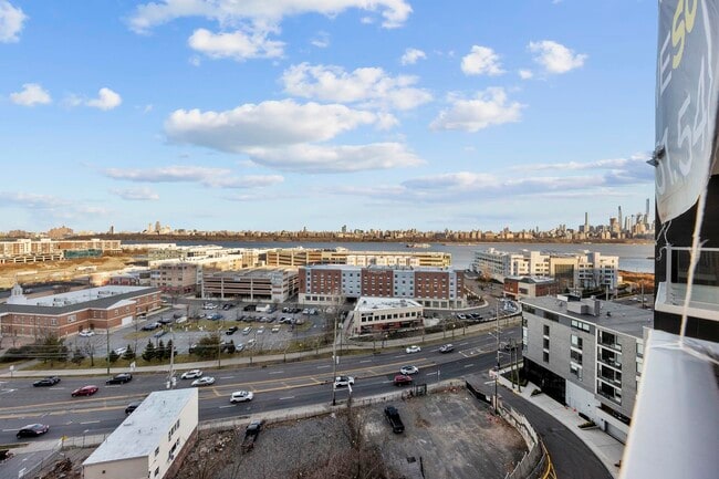 Foto del edificio - 8701 Churchill Rd