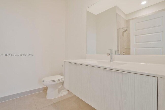 Foto del edificio - 7819 NW 104th Ave
