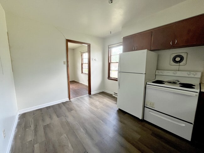 Building Photo - 610 Blair St