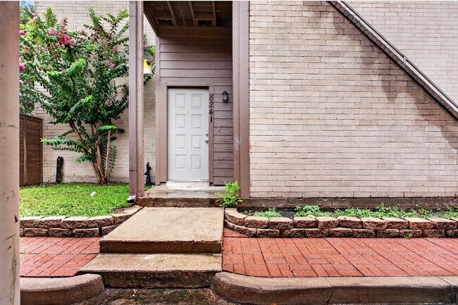 Foto del edificio - 8241 Sands Point Dr