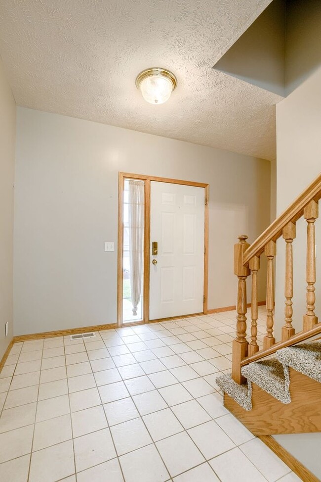 Building Photo - Great Location & Tons of Space!!