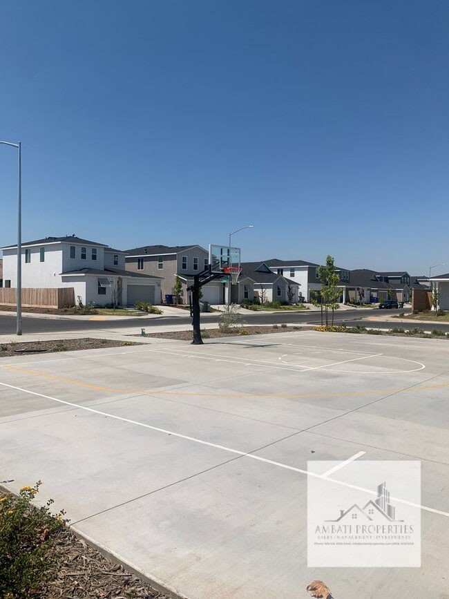 Building Photo - Brand New home in Clovis Unified School District with Solar!