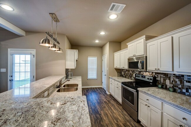 Building Photo - Gorgeous 3 Bed, 3.5 Bath Townhome Sublease...