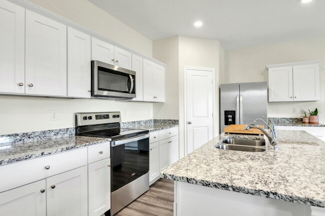 Building Photo - "Spacious 4-Bedroom Retreat with Granite Elegance in San Antonio!"