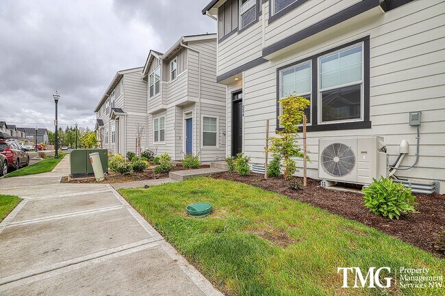 Building Photo - 3 Bed 2.5 Bath Townhome on a Corner Lot in...