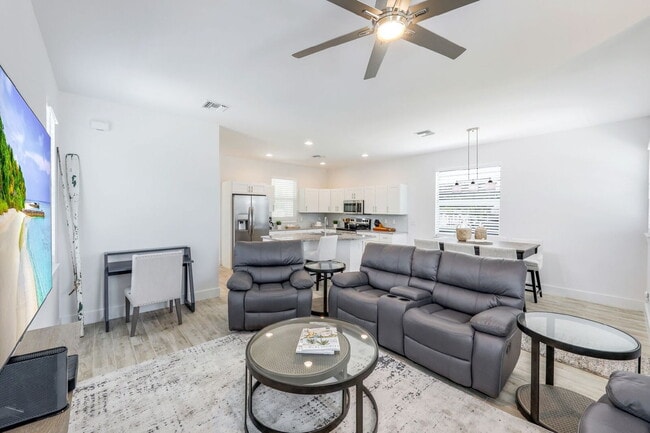 Building Photo - Relaxation & Recreation Await in This Napl...