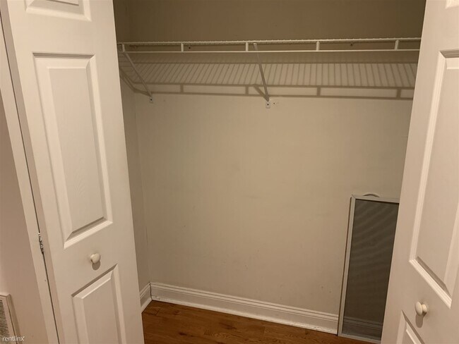 Foto del edificio - Studio, 1 bath Triplex - 6908 North Broad ...