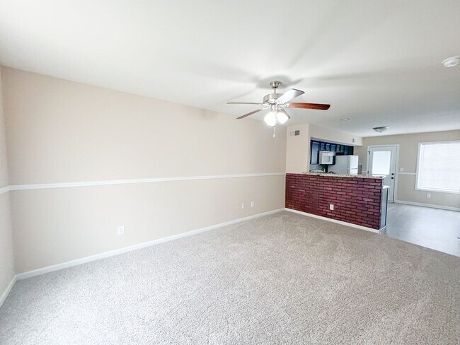 Foto del edificio - 2 Bedroom 1.5 Bathroom Townhome