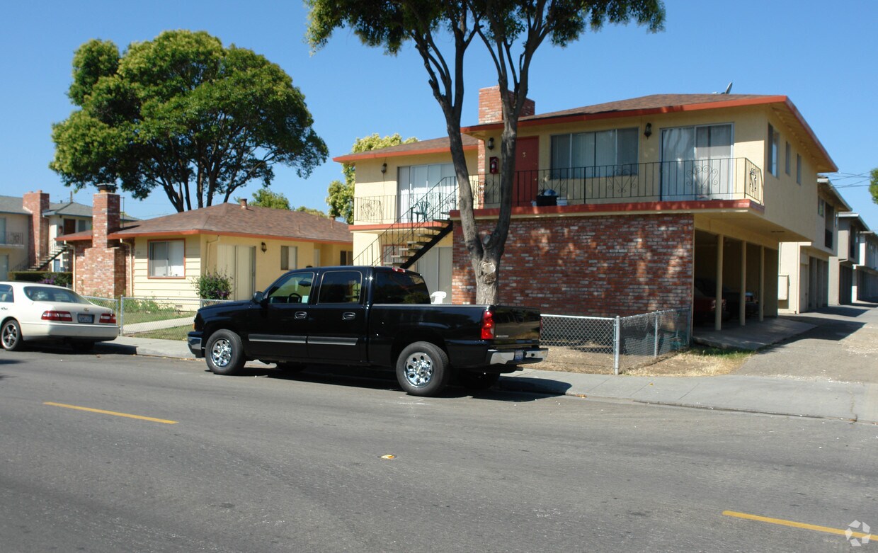 Building Photo 2007 - 894 Bing Dr