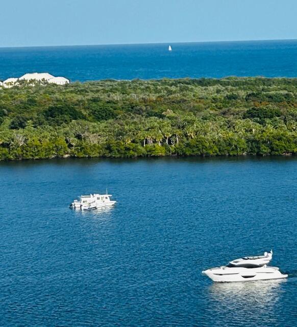 Foto del edificio - 124 Lakeshore Dr