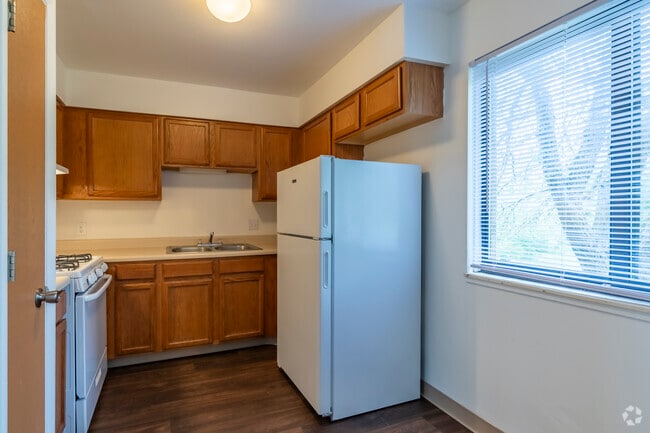 3BR, 1.5BA - 1,125SF - Kitchen - Oak Meadows