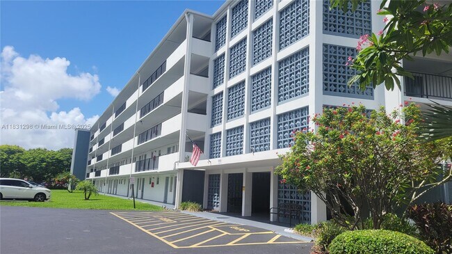 Foto del edificio - 950 Hillcrest Dr