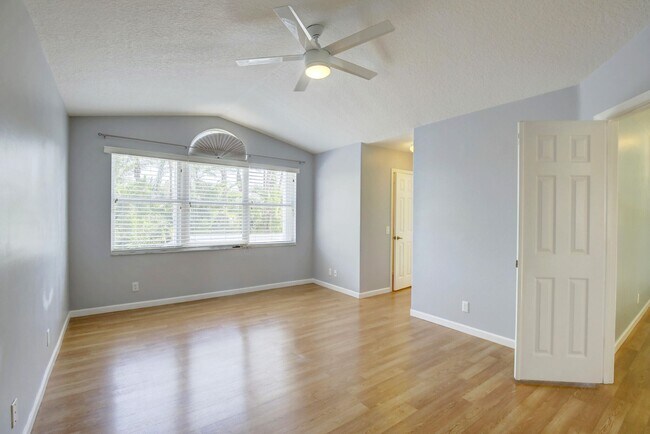 Foto del edificio - 7715 Colony Lake Dr
