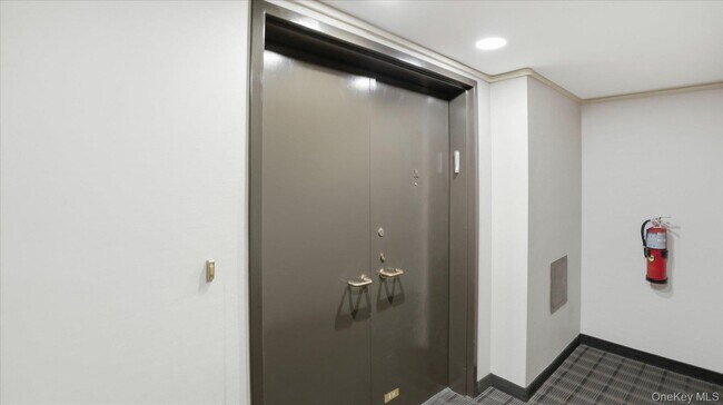 Foto del edificio - 100 Cutter Mill Rd