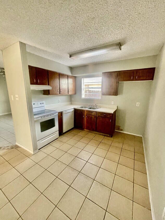 Photo - 909 NW Summercrest Blvd (Burleson, TX)