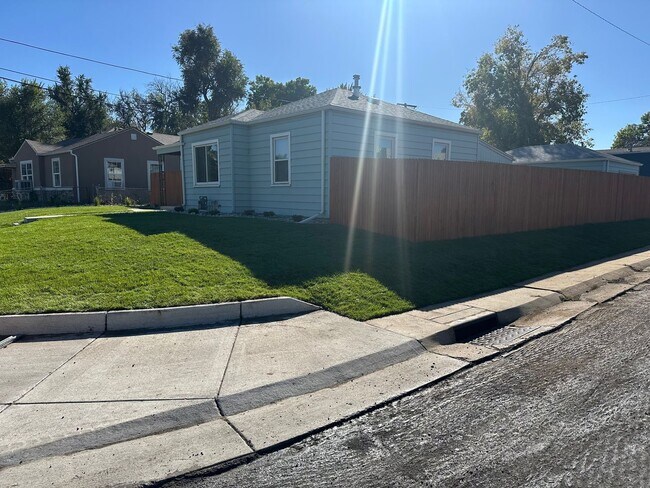 Foto del edificio - Sunnyside Charmer with Garage & Private Yard