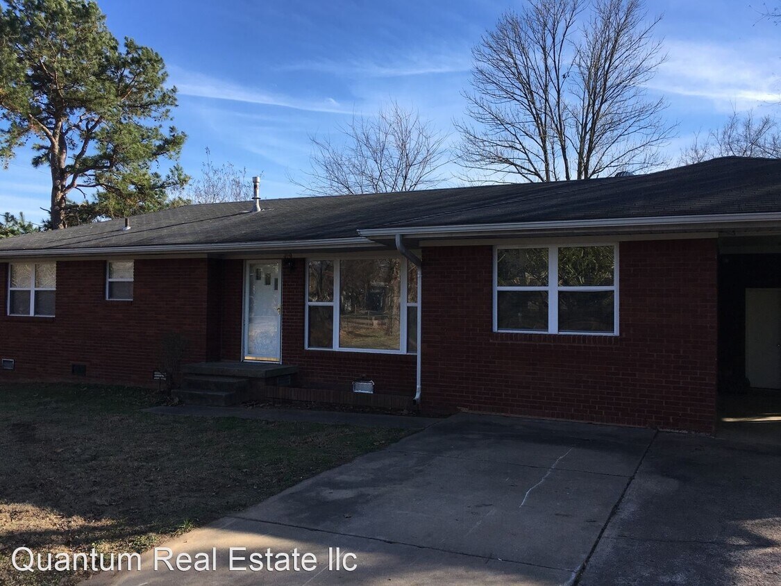 Primary Photo - 4 br, 1 bath House - 409 W. DOGWOOD STREET