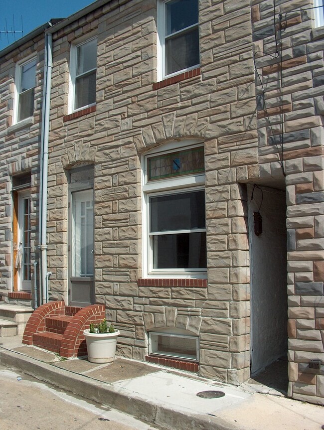 Building Photo - 515 S Madeira St