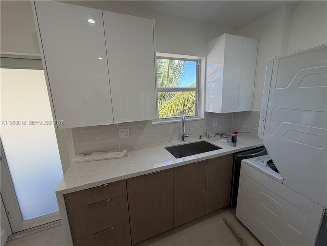 Building Photo - 1045 SW 8th Ave