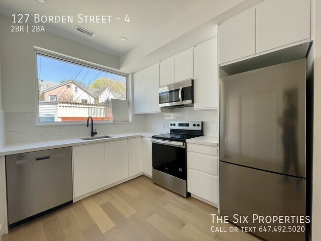 Photo du bâtiment - Brand New 2 Bed 1.5 Bath Coach House in Downtown Toronto