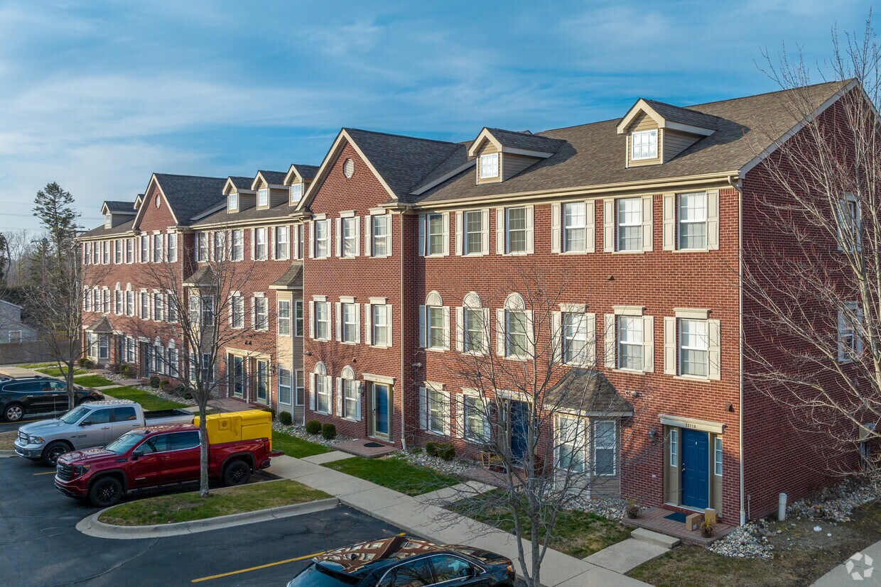 Midtown Brownstones Apartments in Taylor, MI