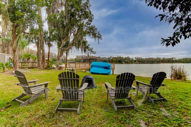 Foto del edificio - 318 Deer Cove Ln