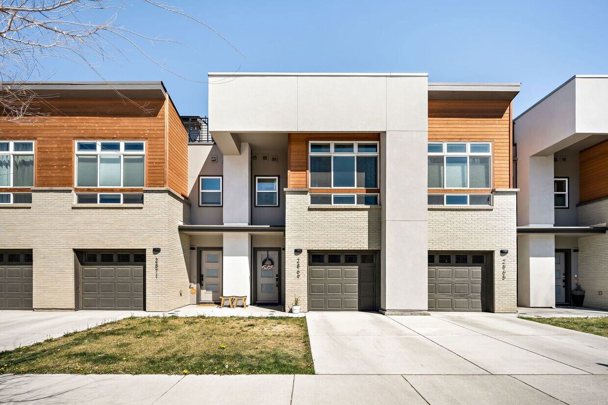 Primary Photo - 2869 W Parkside Pl