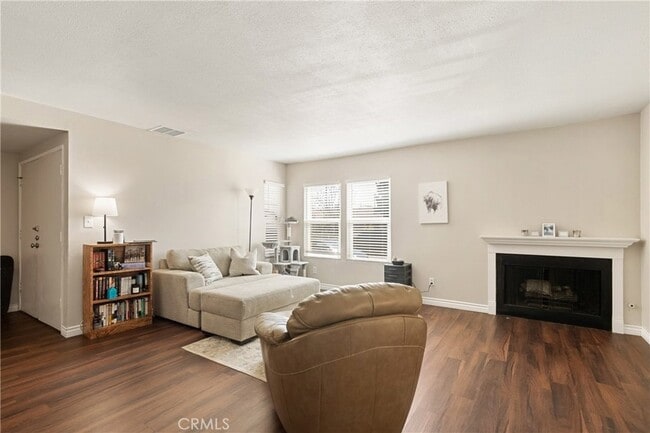 Building Photo - 215 E Navilla Pl