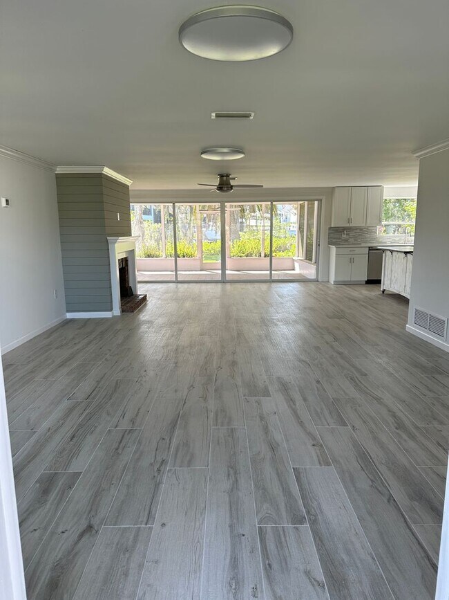Building Photo - 812 Bayview Drive; Nokomis, FL 34275 - Sin...