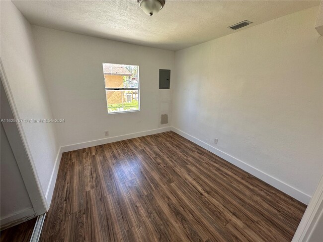 Foto del edificio - 5646 NW 3rd Ave