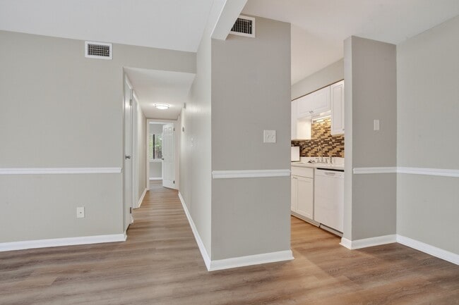 Building Photo - 950 Forestbrook Rd
