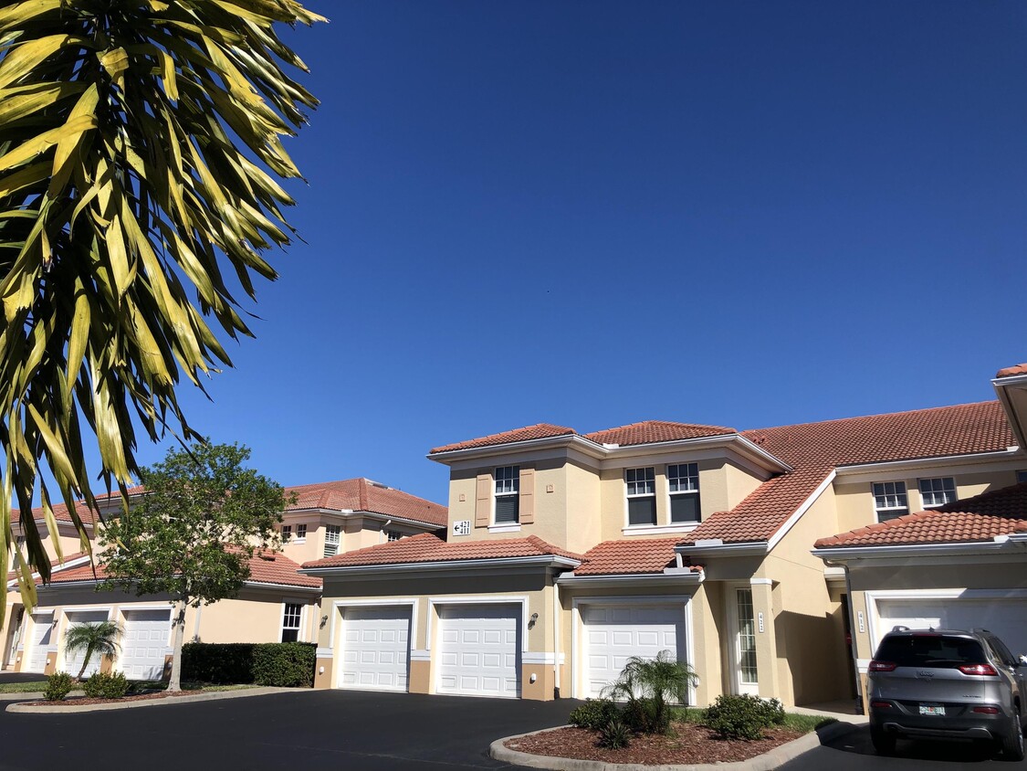 Foto principal - 240 West End Dr