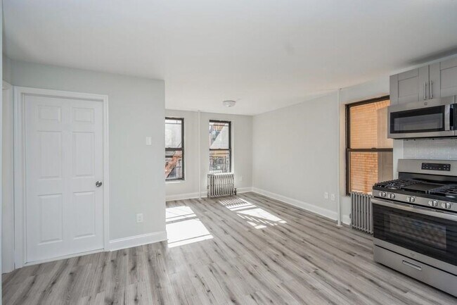 Building Photo - 269 Varick St