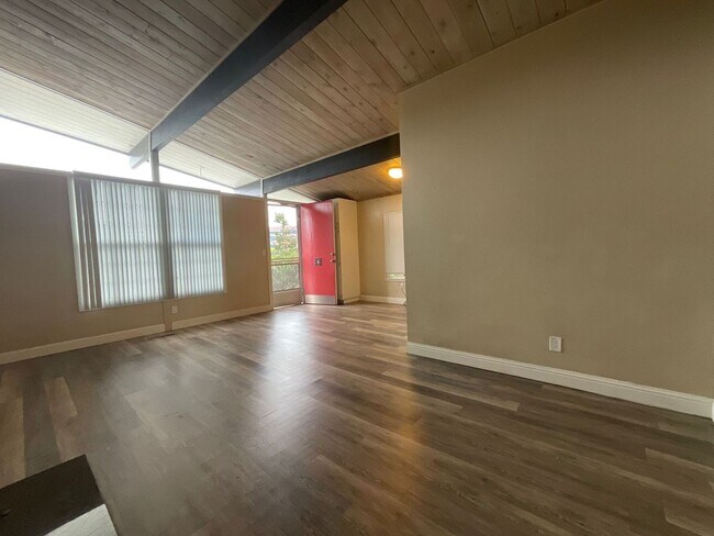 Foto del edificio - 19779-19781 Stanton Avenue