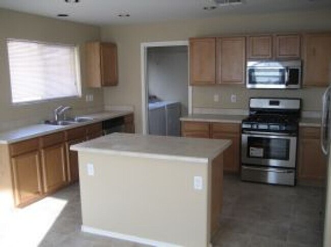 Building Photo - 3232 w cavedale