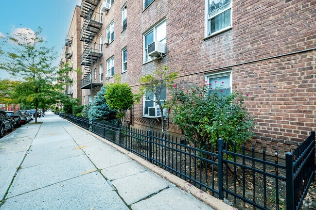 Building Photo - 6441 Saunders St