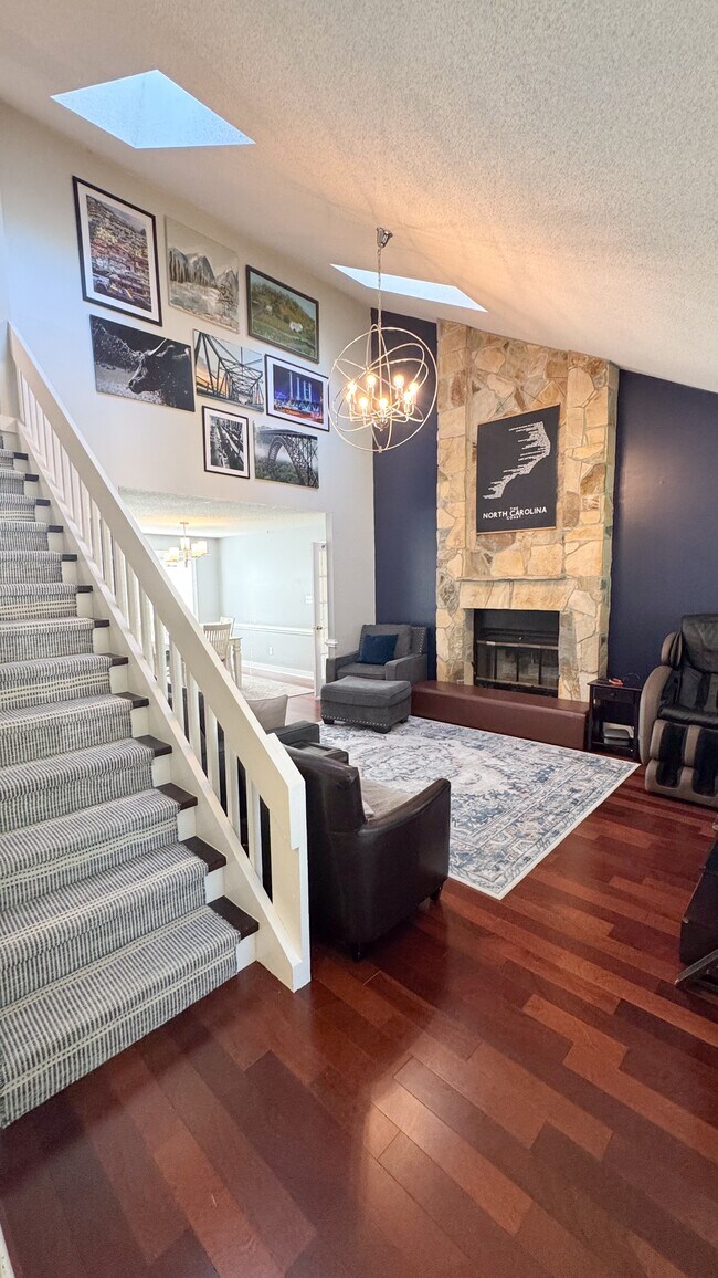 Building Photo - 2106 Perry Dr