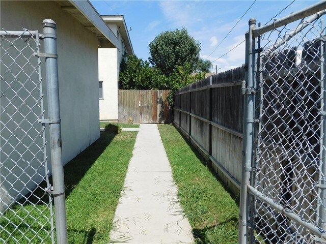 Building Photo - 327 S Kroeger St