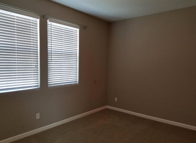 Building Photo - 3 Bedroom 2 Bath