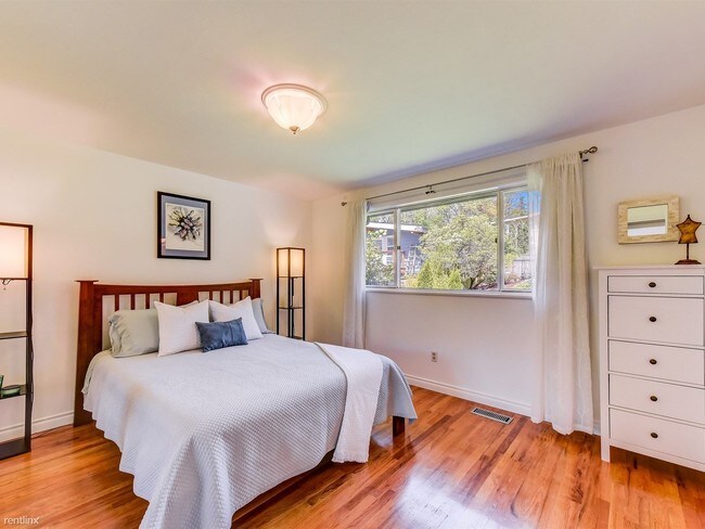 Building Photo - 4 br, 3 bath House - 16034 Lake Hills Blvd