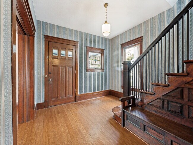 Foto del edificio - "Charming 4-Bedroom Home with 2 Full Baths in Vibrant Dallas Neighborhood!"