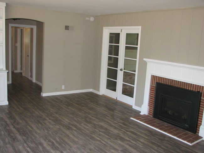 Building Photo - 1450 McKenzie Ave